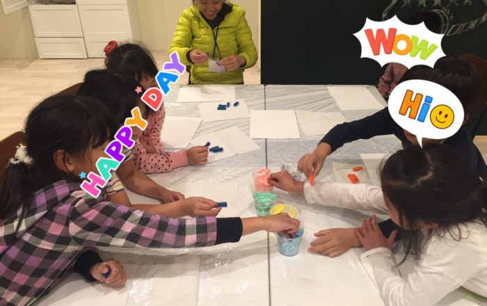 目、耳、脳、手、足、体全体を使って、英語に触れる