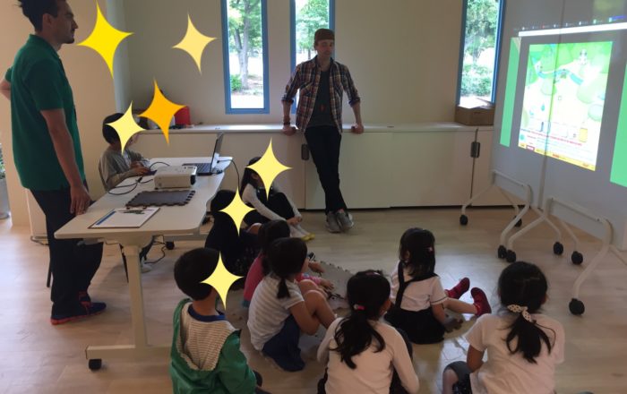 ゲームや競技でお互いに掛け声を出し合い、状況に応じた言葉、センテンスを体で覚えていく。