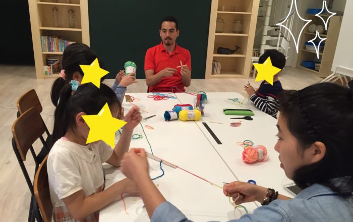 たくさんの言い回しを身につけよう。先生たちの会話、絵本やパッケージからも吸収します。