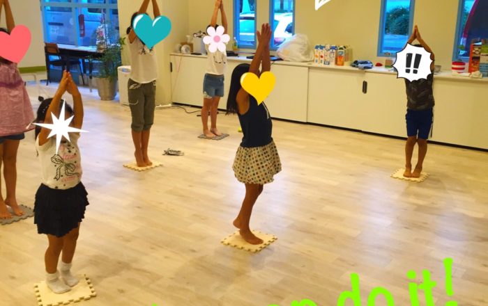 ジェームス先生のヨガレッスン。しっかりポーズを取れたかな？