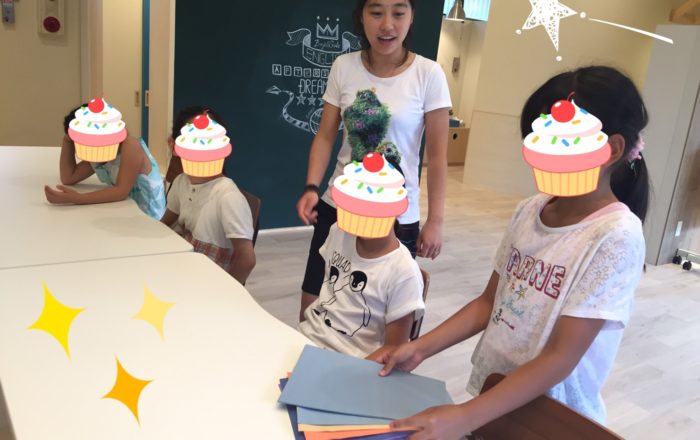 私が先生のアシスタント！？生徒さん同士も積極的に英語で会話をする機会はよい経験になります。