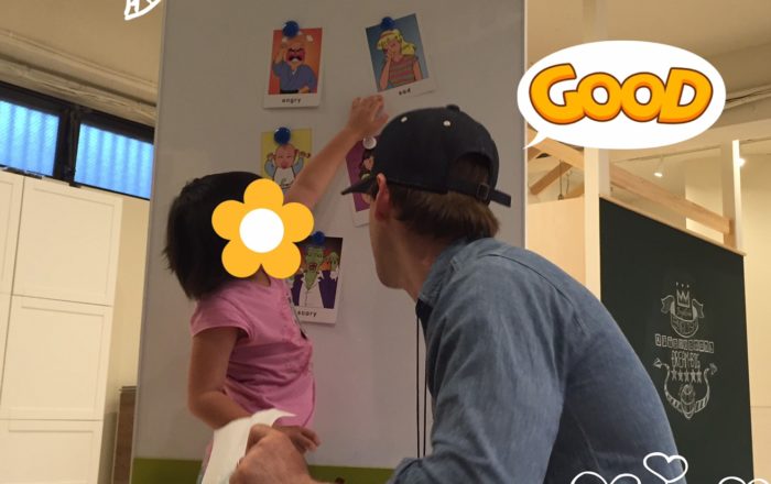 音楽を聞いて感じたことを絵と言葉で発表。練習した「形容詞」をうまく使って表現できたでしょうか？