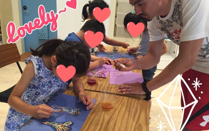 今日はアメリカの独立記念日。名物の花火を切り絵と砂絵で描こう！