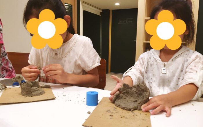 ビジター生徒さん（体験生徒）も混じって、砂を使って何を作るのでしょうか？夏のビーチでつくるものと言えば？