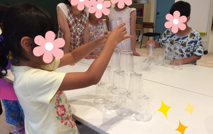 男女別チームに分かれて、カップピラミッド作りの競争です！