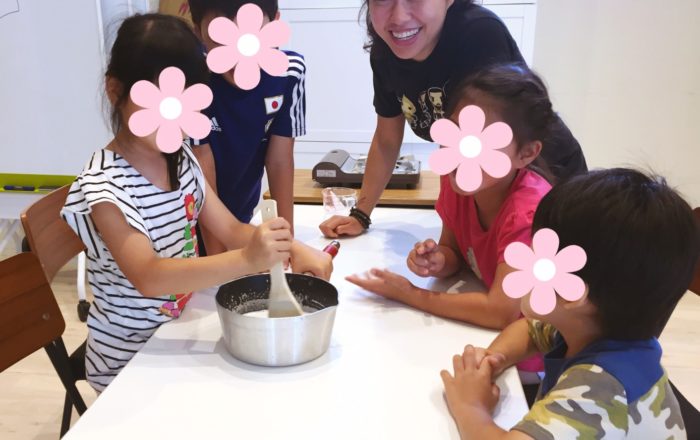 ヨガで体をポカポカさせた後に、アロマ香るサンドキャンドル作りにチャレンジ！