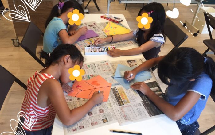 カラフルなカイト（凧）には、自分の好きな絵を描いて、オリジナル凧を飛ばそう！