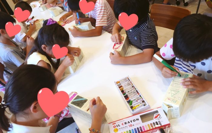 サファリカー作り。自然の中をこの車に乗って出かけた時のことをを想像してごらん！