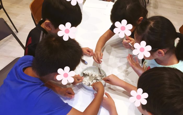 どんなフレーバーのアイスクリームか当てられるかな？たくさん”シェイク”してアイスクリームを作ろう！