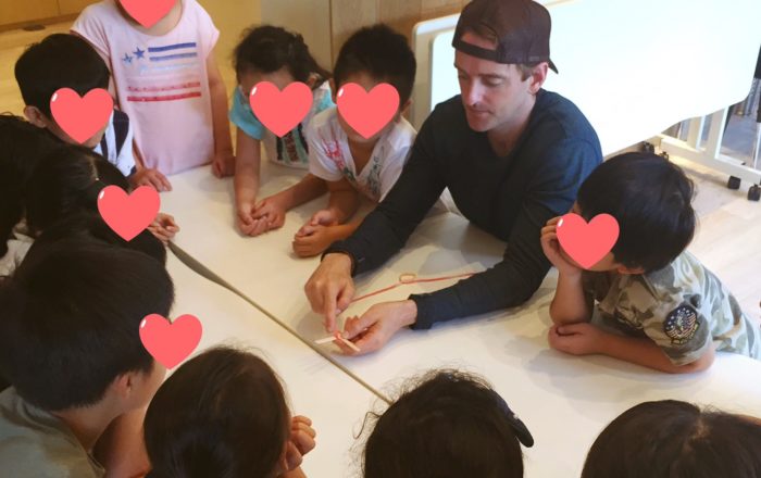 今日は工作の時間。先生に質問したり、友達と助け合いながら作りました。