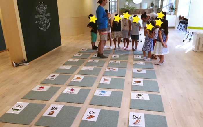 新しい単語や表現も、体全体を使ってゲームで覚えていきます。