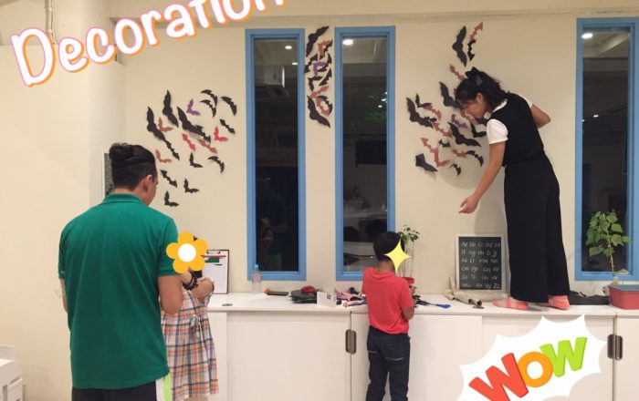 自分たちで作る、ハロウィンイベントのデコレーション！徐々に長いセンテンスで会話できるように練習します。