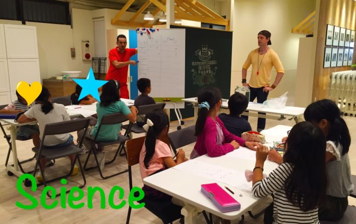 今日は理系科目が目白押し！英語で算数や化学実験でこれは水に「浮く？」「沈む？」