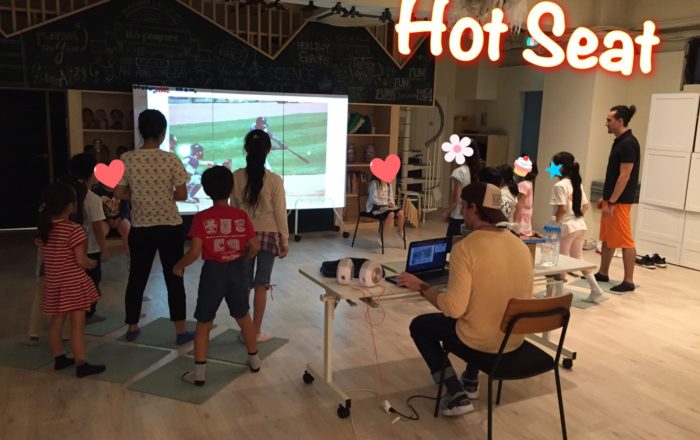 ビジターの生徒さんも混じって、Hot seatにチャレンジ！みんなで一緒に楽しもう！