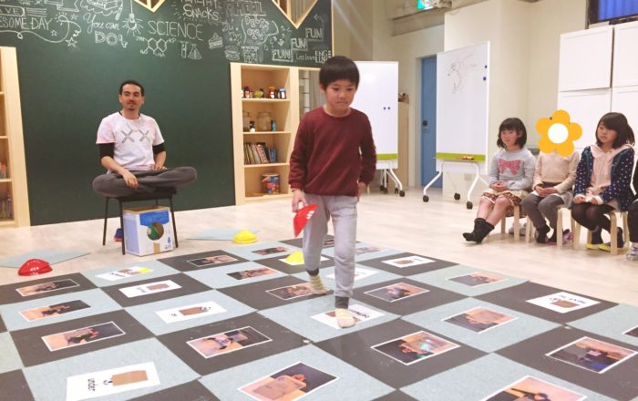 “Prepositions”前置詞を攻略せよ！ナイトはヘッドフォンをしながら声優チャレンジ！！