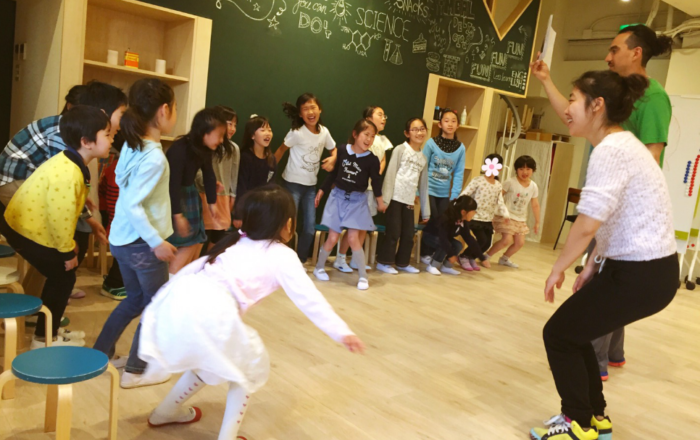 体を使いながら、基本的な表現を覚えていきましょう！