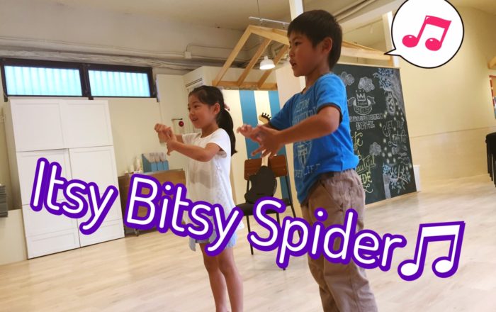 “Itsy Bitsy Spider”メロディにのせて