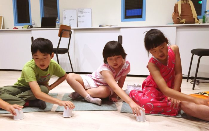 歌で口ならし。センテンスも理解して歌いましょう。