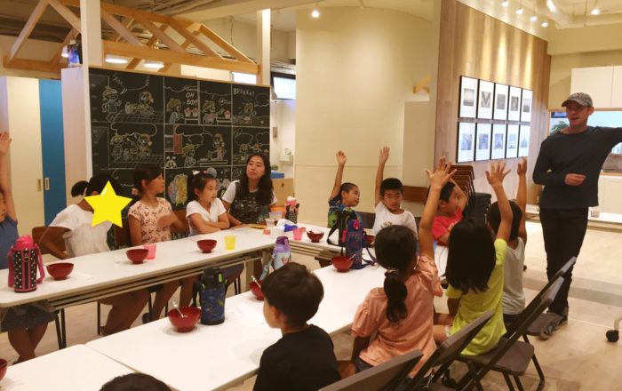 新しい先生の自己紹介。みんな質問ありますか？