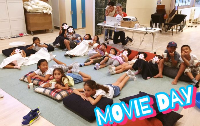 ポップコーンを食べながら映画鑑賞！