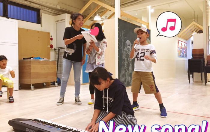 リズムをとりながら、新しい曲に挑戦！