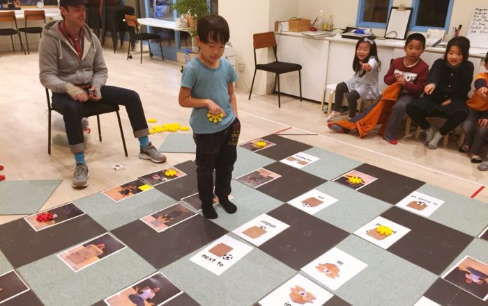 表現の幅を広げよう！いろいろな前置詞もカードの組み合わせゲームで楽しく身につける！