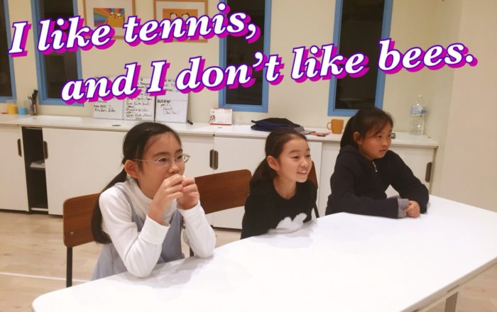 体験生も参加してゲーム／ナイトコースはSVOと動詞の変化を学びました。