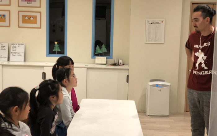 ナイトコース：SVOをベースに二人称、3人称／単数・複数形をゲームで身につける。