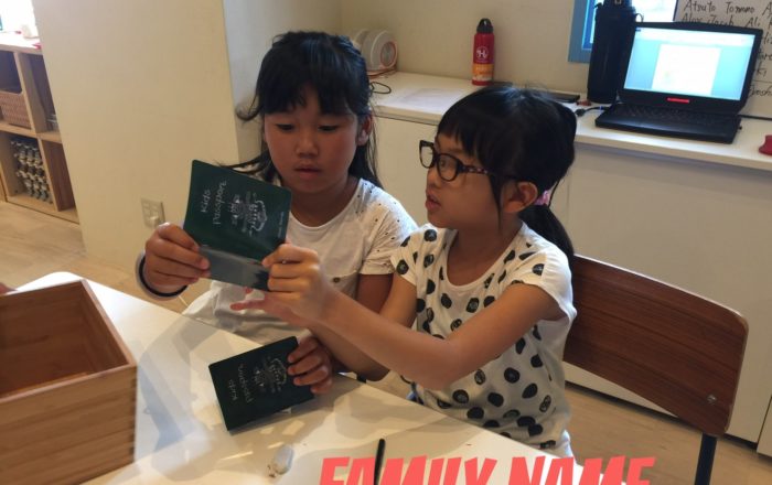 パスポートに自分の名前を書いてみよう。