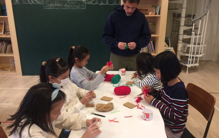 今日のワークショップはYarn Scarecrow（毛糸のカカシ）を作りました。