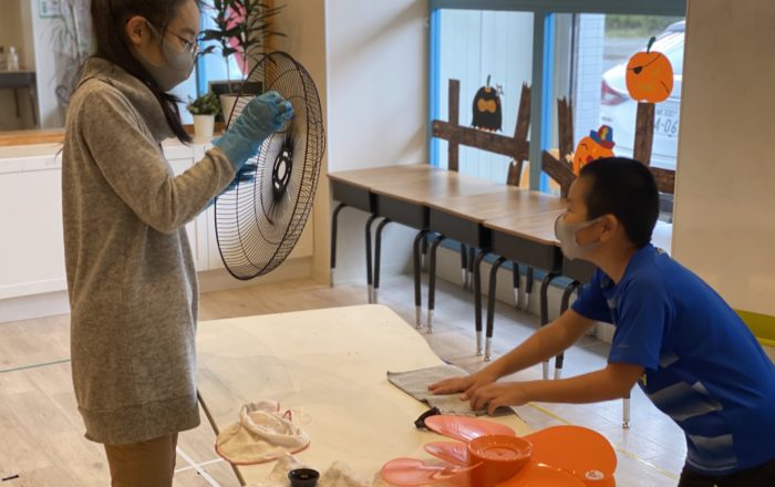 お掃除の時間ももちろん英語です