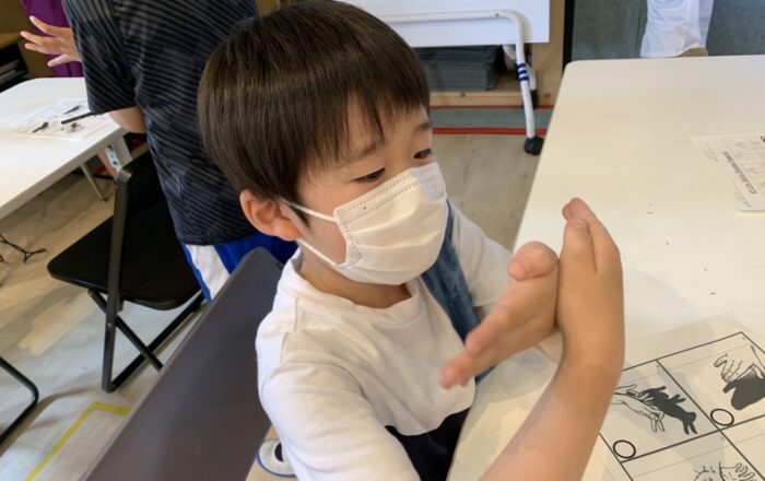 Shadow puppets（影絵遊び）