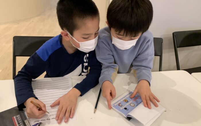 初級プログラミングクラスと中級スピーキングクラスの様子