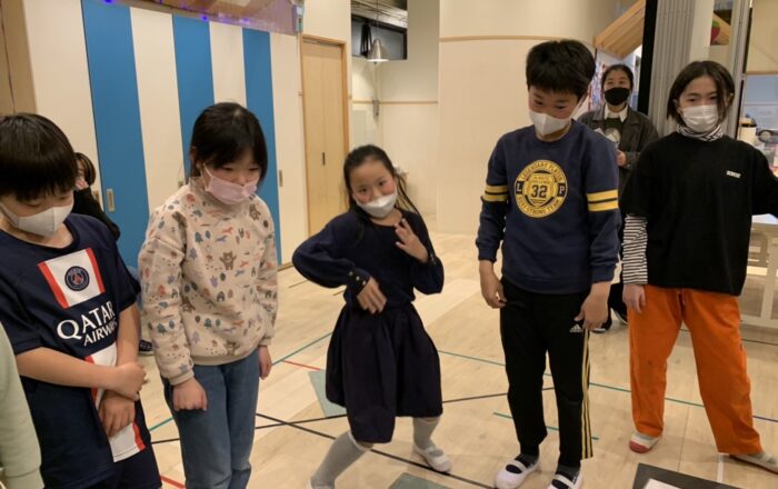 カードの場所を覚えてディスクを投げよう！