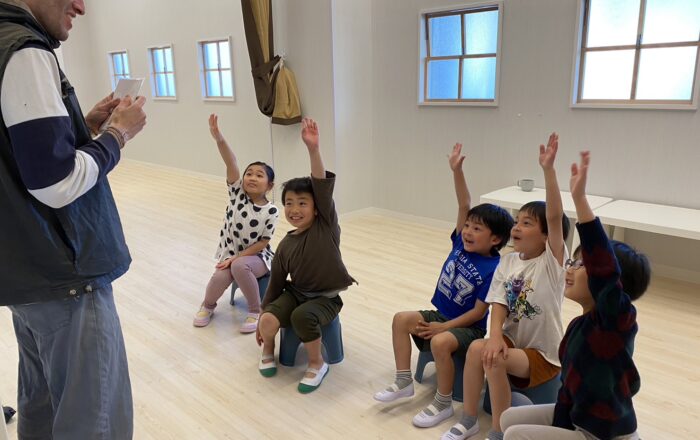 【都筑校】段ボールレースをしながら英語の勉強です！