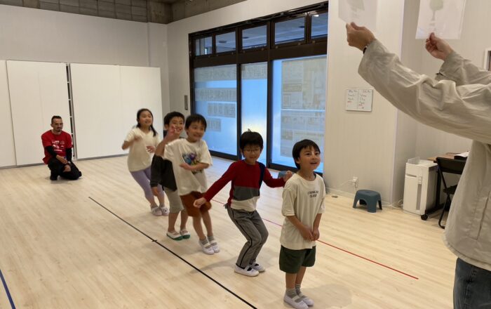 【都筑校】正しい方にジャンプせよ！英語ジャンプゲーム♪