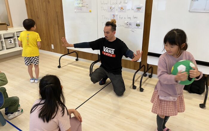 【都筑校】素早く答えてボールを当てよう！Face Off ゲーム♪