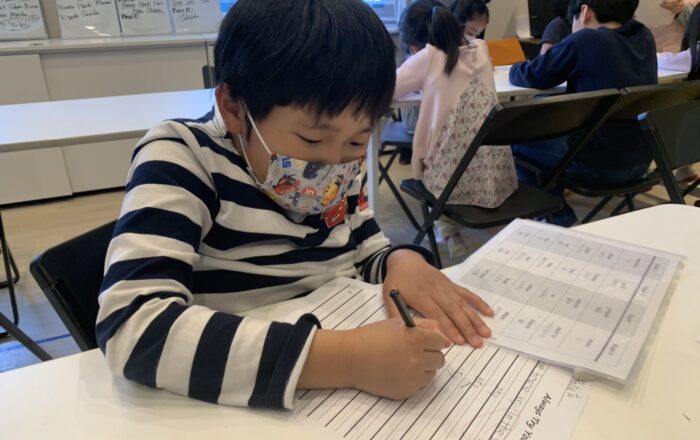 【青葉校】メインエリアでは読み書きの練習をしました