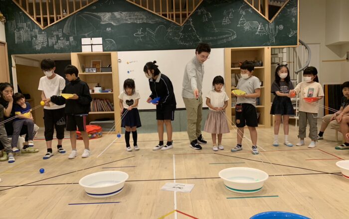 【青葉校】タイミングよくバケツにボールを落とそう！