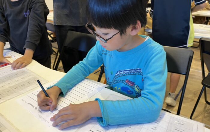 【青葉校】ワークショップタイムではライティングの練習をしています