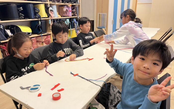 【青葉校】今週のワークショップはミサンガづくりをしています！